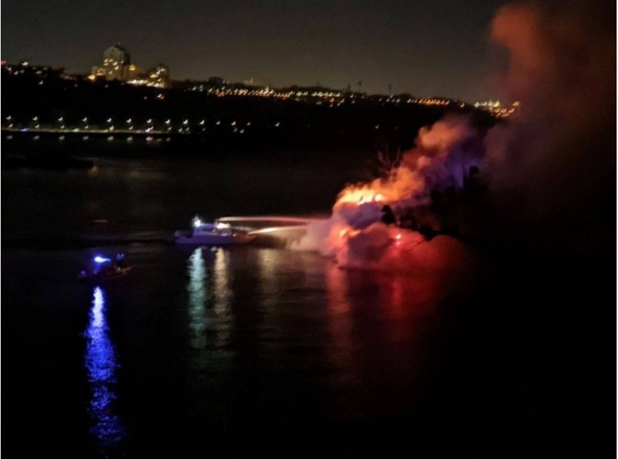 На столичном Гидропарке горело однопалубное кафе: тушили пожар с катера (ВИДЕО)