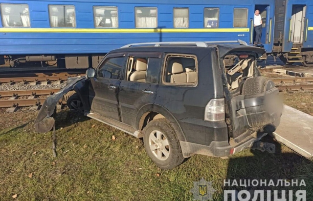 В Харьковской области поезд сбил авто, которое выехало на красный свет (ФОТО)