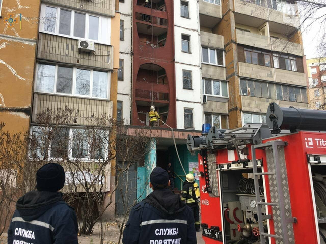 На столичной Троещине при пожаре погиб жилец многоэтажки (ФОТО)