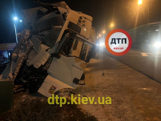 В Киевской области два грузовика влетели в АЗС (ФОТО, ВИДЕО)