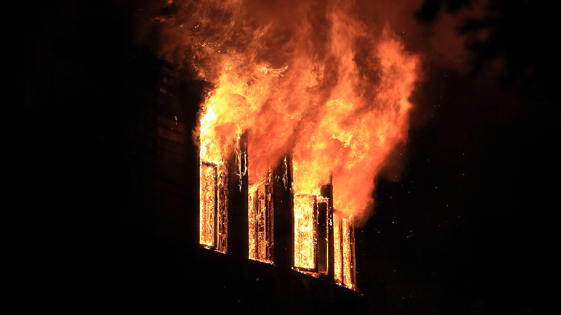 В Харькове жители многоэтажки среди ночи оказались на улице: пожары устраивает сосед (ВИДЕО)