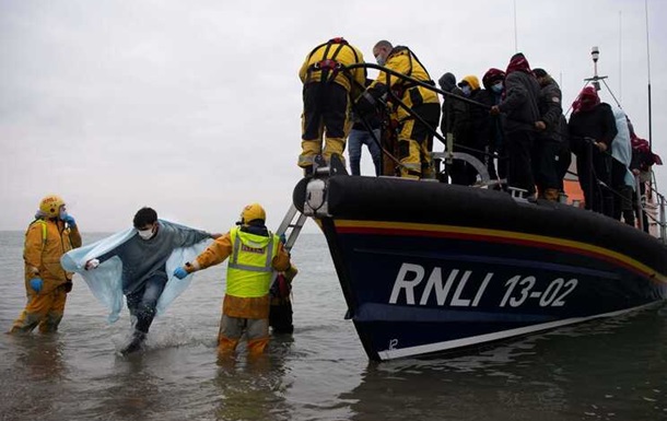Возле Франции перевернулась лодка с мигрантами: 31 человек погиб (ФОТО)