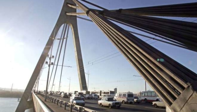 В Киеве перекрыли съезд с Северного моста: образовались пробки