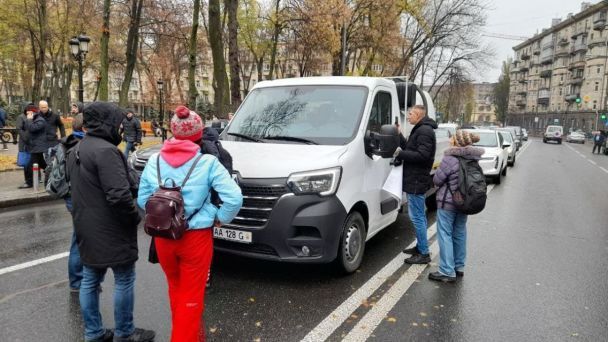  В центре Киеве антивакцинаторы развернули авто с «подозрительной» бочкой (ФОТО)