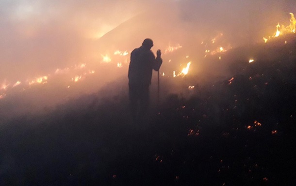 На Закарпатье пожар: загорелась долина у подножия горы Малая Близница (ФОТО)