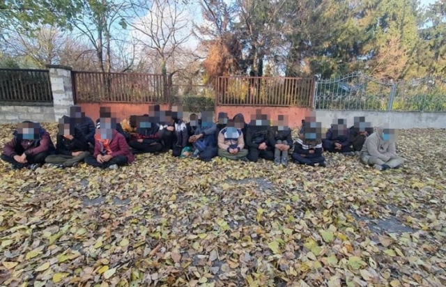 В Венгрии задержали украинца с 25 нелегалами в грузовике (ФОТО)