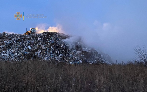 В Харьковской области уже более суток ликвидируют пожар на свалке (ФОТО)