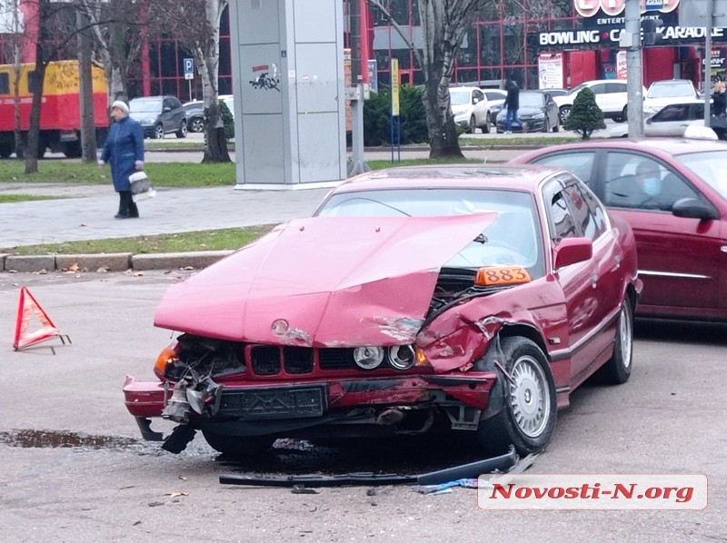 В Николаеве на перекрестке столкнулись Volkswagen и BMW (ФОТО)