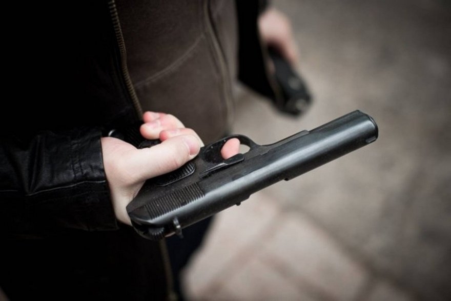 В Днепре подростки угрожали пистолетом прохожему