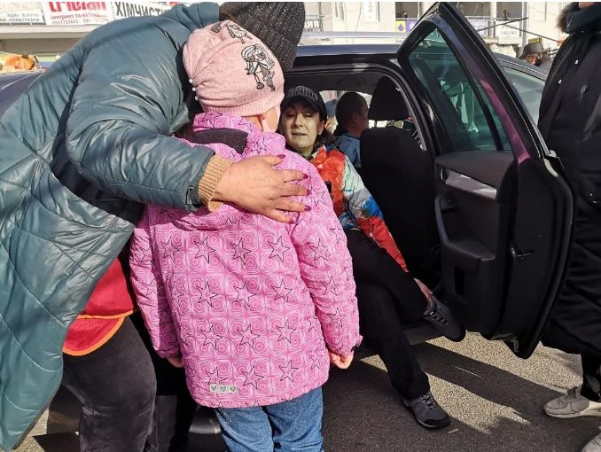 Автомобиль в Киеве сбил мать с ребенком: потребовалась помощь врачей (ФОТО)