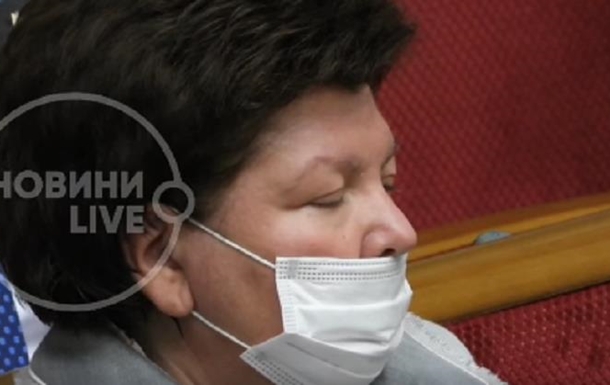 Депутат уснула в Раде во время заседания (ФОТО, ВИДЕО)