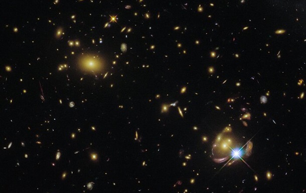 Hubble показал &#171;тройную&#187; галактику в созвездии Рыбы (ФОТО)