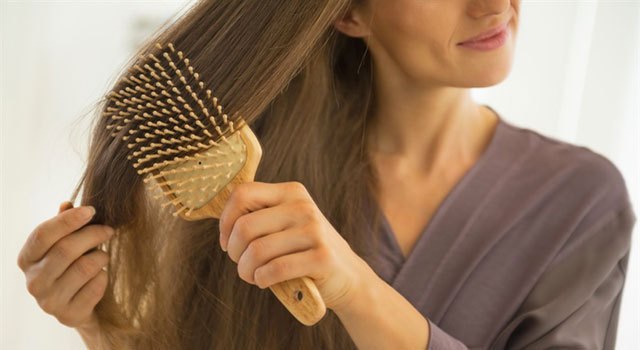 Диетолог рассказала, почему выпадают волосы и как их укрепить