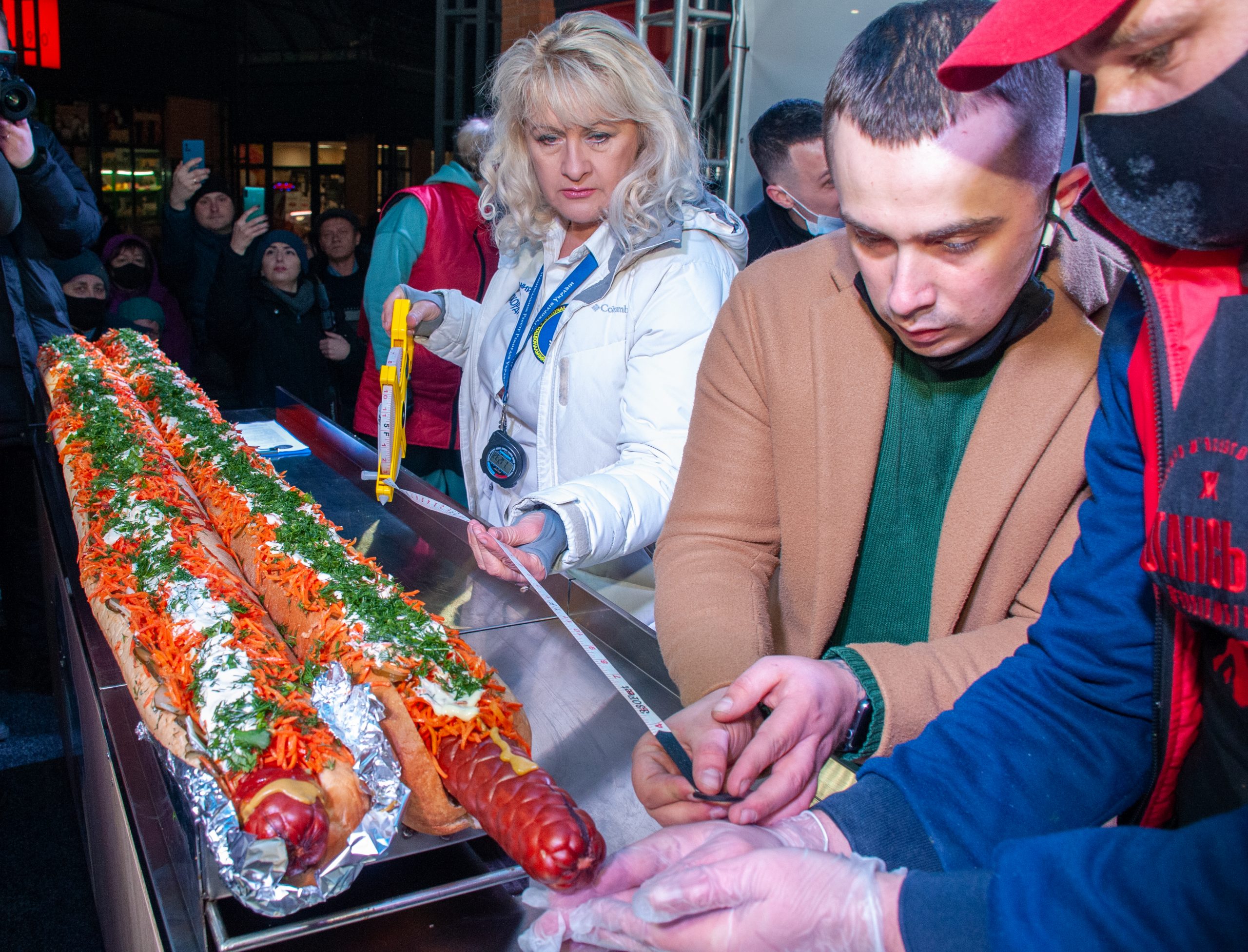 2-метровый хот-дог: Харьковчане побили гастрономический рекорд