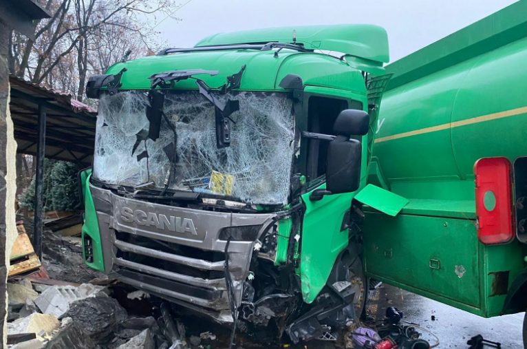 На Закарпатье авто на скорости влетело в грузовик: один водитель погиб (ФОТО)