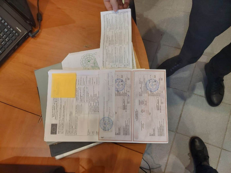 На Закарпатье разоблачили мошенников, которые продали тысячи поддельных COVID-документов (ФОТО)