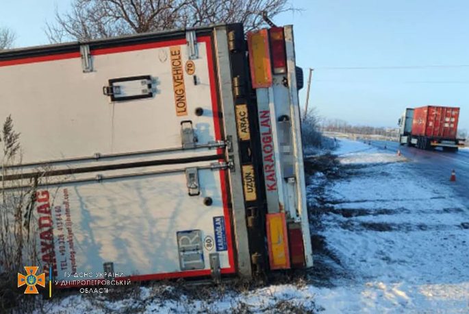 На трассе Днепр &#8212; Николаев перевернулся грузовик с мандаринами (ФОТО)