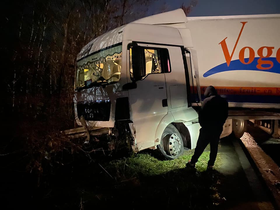На трассе Киев-Чоп вблизи Ровно грузовик заблокировал дорогу (ФОТО)