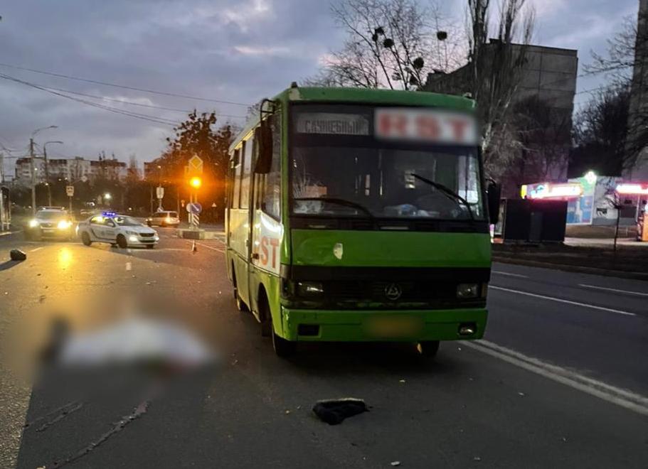 Под колесами маршрутки в Харькове погибла женщина (ФОТО)