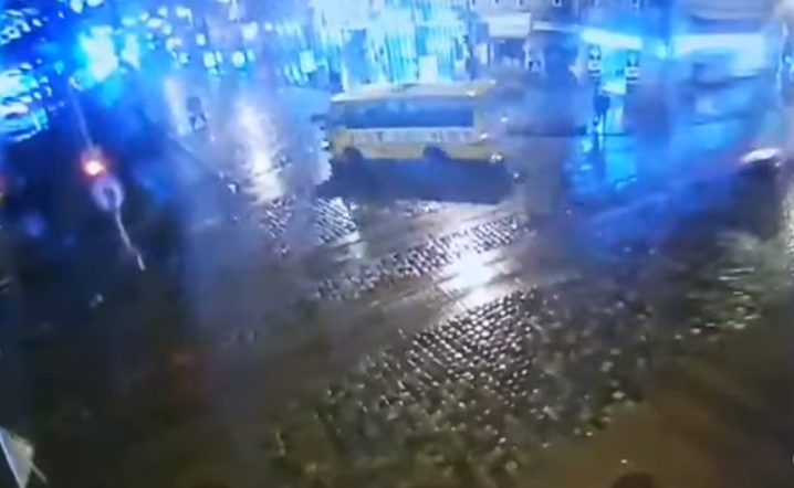 На «зебре» во Львове маршрутка сбила пешеходов: тело женщины протащило до конечной (ФОТО, ВИДЕО)