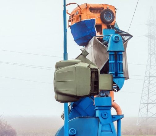 Под Одессой 10-метрового робота «заставили» соблюдать масочный режим (ФОТО)