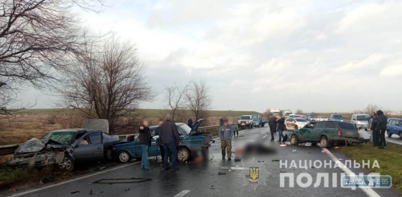 Под Одессой столкнулись шесть авто: есть жертвы и пострадавшие (ФОТО, ВИДЕО)