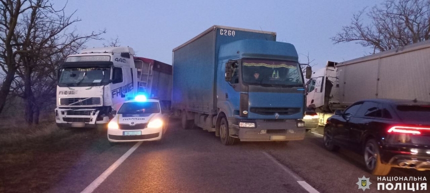 На трассе Николаев – Одесса произошло массовое столкновение грузовиков (ФОТО, ВИДЕО)