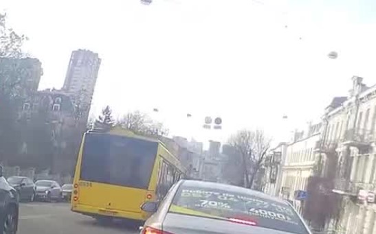 В центре Киеве таксист отличился хамским маневром (ВИДЕО)