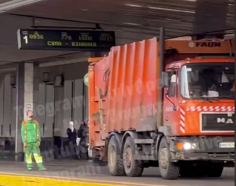 В Киеве на ж/д вокзале мусоровоз заехал на перрон и зацепил табло (ВИДЕО)