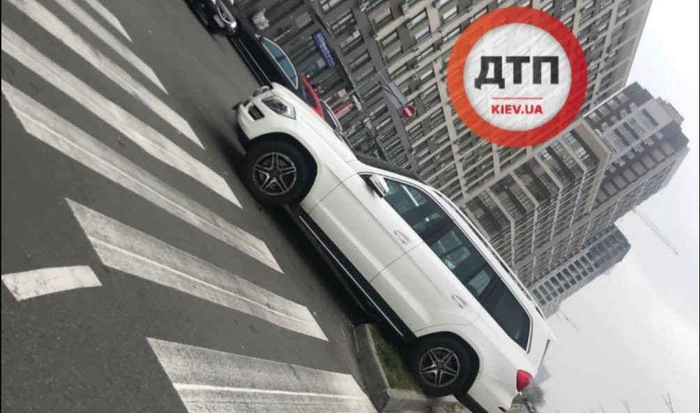 В Киеве «герой парковки» на элитном авто припарковался на газоне (ФОТО)