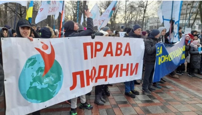 В центре Киева стянулись антивакцинаторы (ФОТО, ВИДЕО)