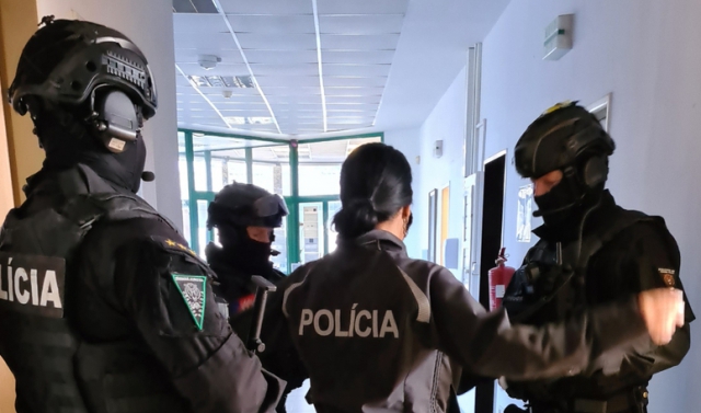 Спецотряд полиции МВД Словацкой Республики задержали двух своих коллег, работавших на пограничном переходе Вышнее Немецкое (ФОТО)