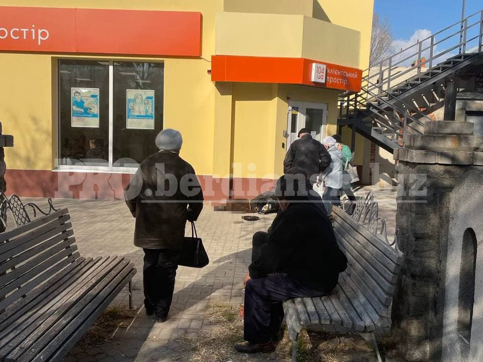 В Бердянске женщина потеряла сознание во время ожидания в очереди (ФОТО)