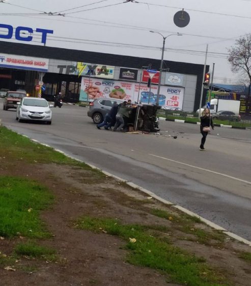 В Харькове на дороге перевернулся «ВАЗ» (ФОТО, ВИДЕО)