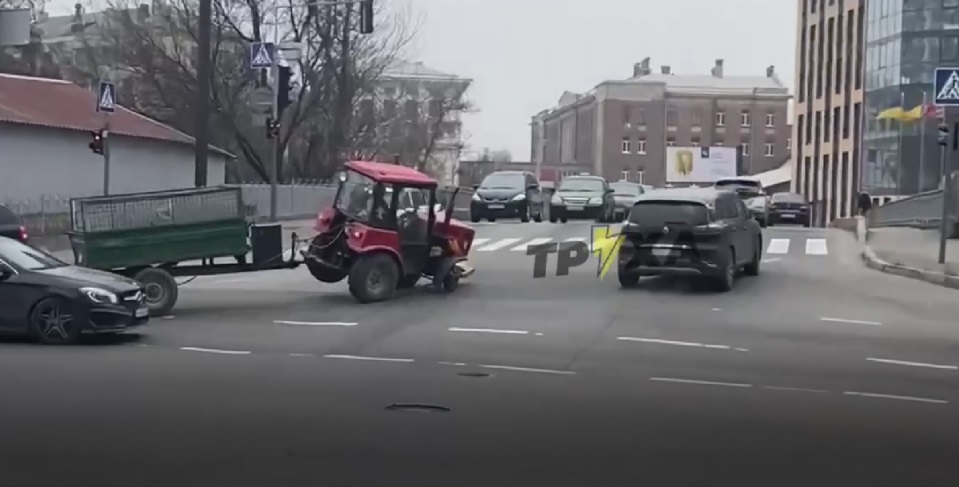 В Харькове посреди дороги трактор потерял колесо, но водитель не растерялся (ФОТО, ВИДЕО)