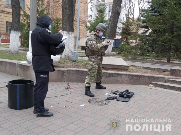 В Харькове взорвали подозрительную сумку на улице (ВИДЕО)
