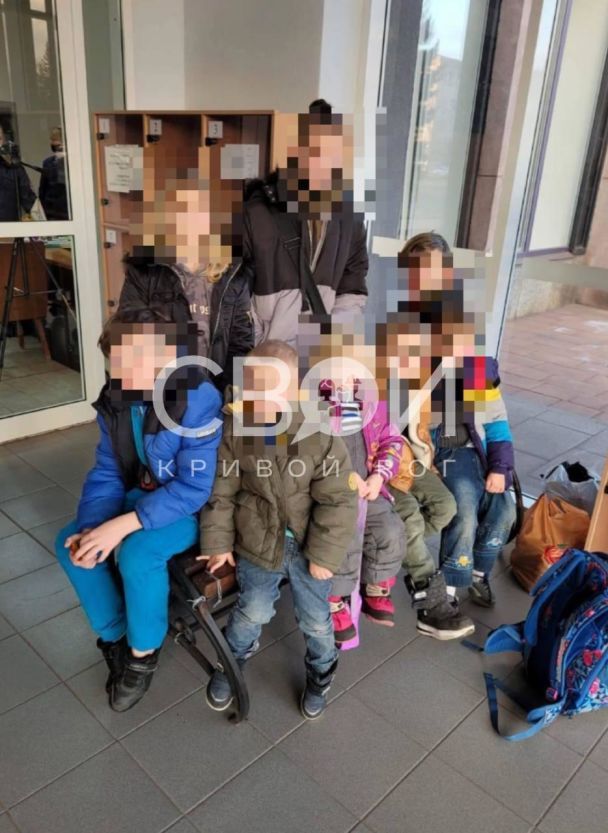 В Кривом Роге мать-«кукушка» бросила 9 детей на улице (ФОТО)