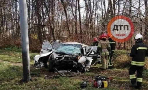 В Киеве Daewoo Nexia влетела в рекламный щит: погиб водитель (ФОТО)