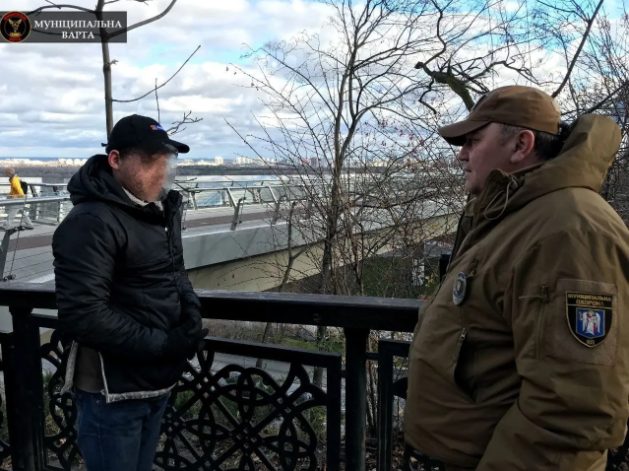 В Киеве мужчина поселился внутри «моста Кличко» (ФОТО)