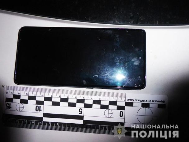 В Киеве мужчина отобрал у подростка телефон (ФОТО)