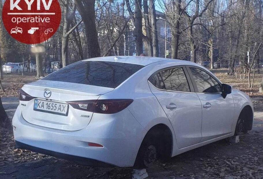 В Киеве на Стеценко неизвестные оставили автомобиль без колес (ФОТО)
