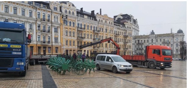 В Киеве начали устанавливать главную новогоднюю елку (ФОТО)