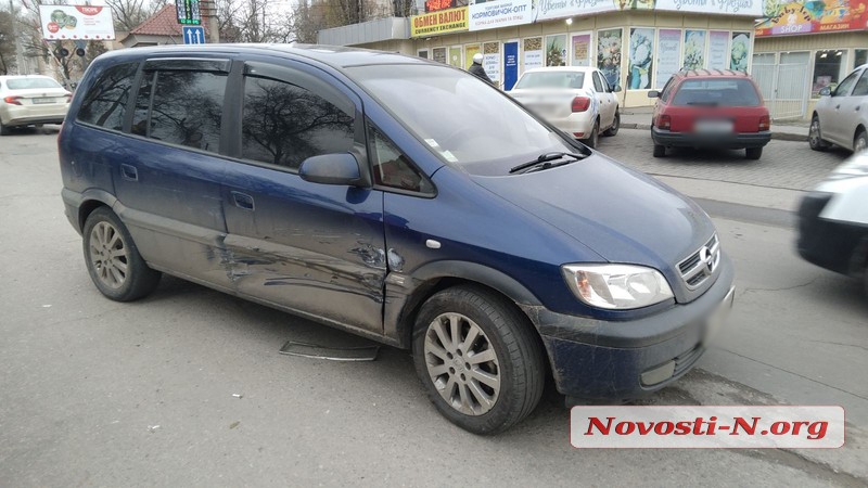В Николаеве ВАЗ протаранил Opel и скрылся с места ДТП (ФОТО)