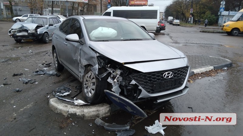 В Николаеве не поделили дорогу Hyundai  и ВАЗ, образовалась пробка (ФОТО)