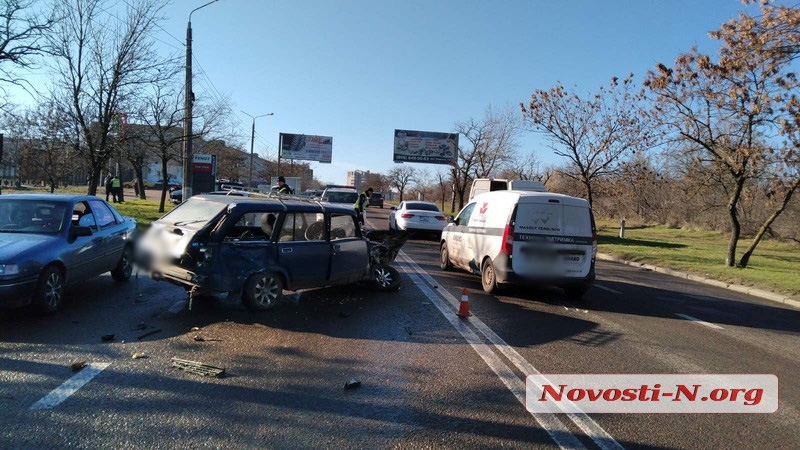 В Николаеве столкнулись 3 авто: водитель «Жигулей» вылетел через ветровое стекло (ФОТО)