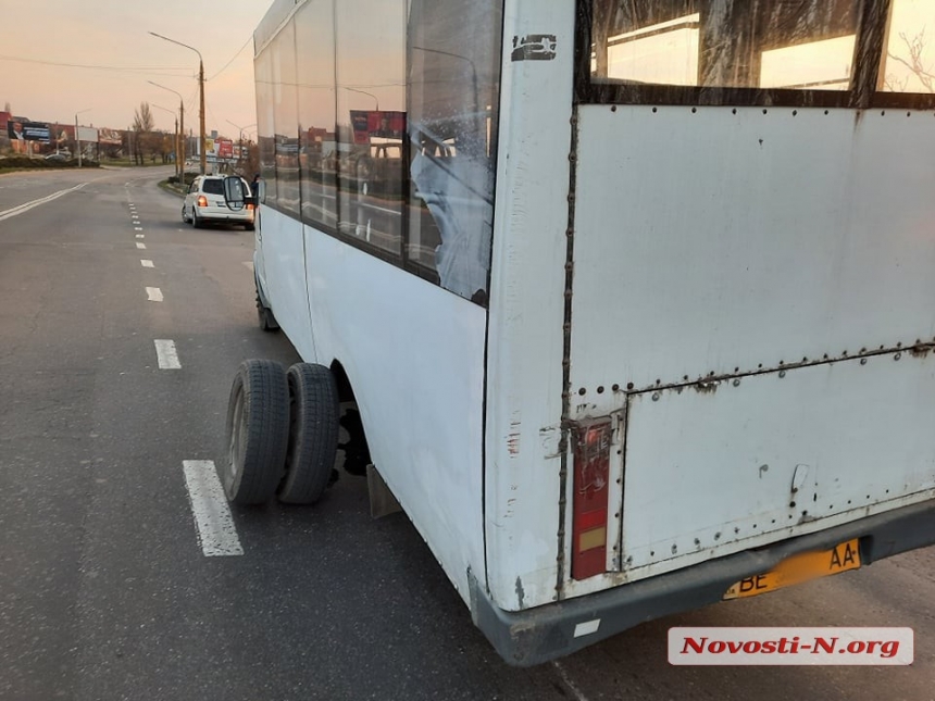 В Николаеве у маршрутки на ходу отлетело колесо (ФОТО)