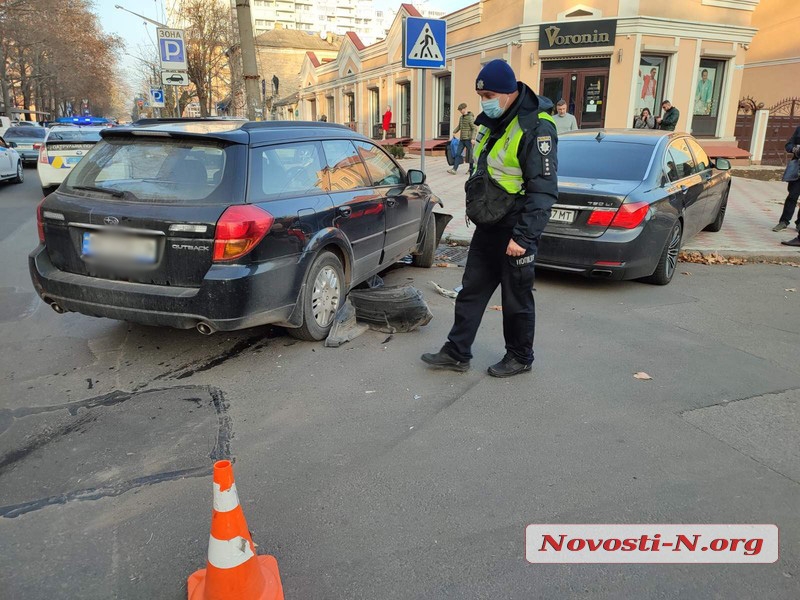 В Николаеве в ДТП пострадала женщина: BMW вылетел на тротуар (ФОТО)