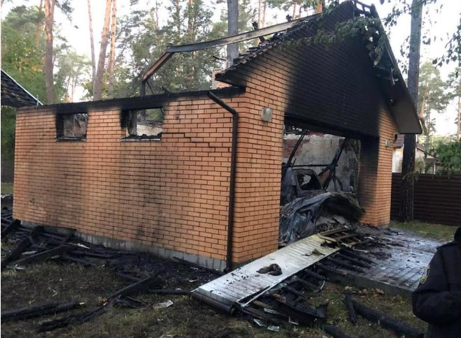 В Ирпене подожгли дом и гараж блогера (ФОТО)
