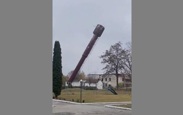 В детсаду в Тернопольской области упала водонапорная башня (ФОТО, ВИДЕО)