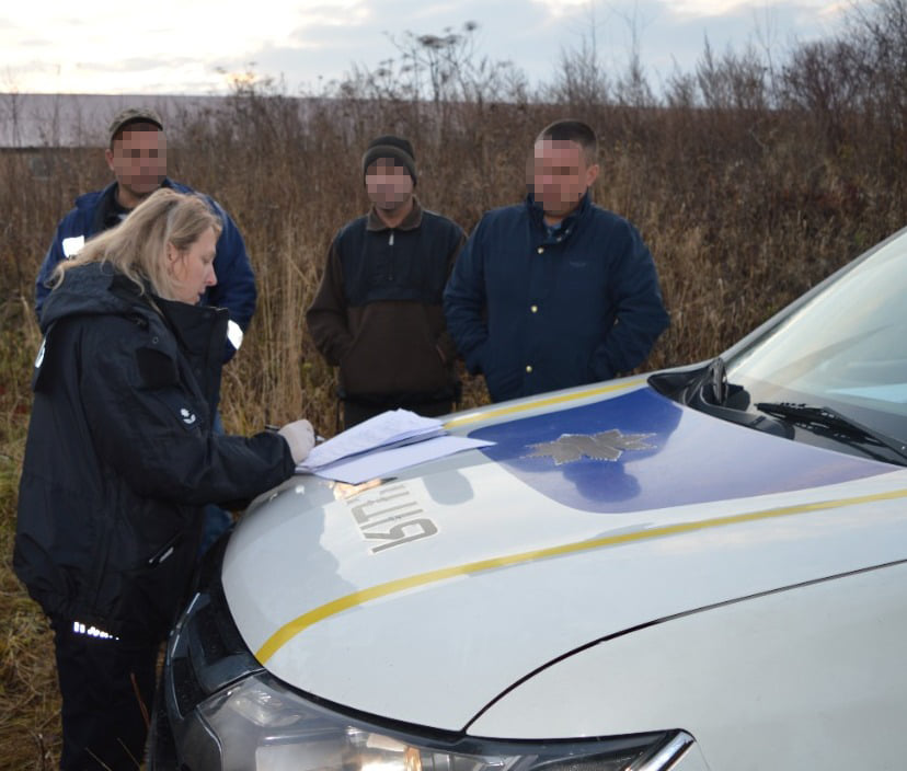 Во Львове убегающий от полиции водитель разбил два автомобиля (ФОТО)